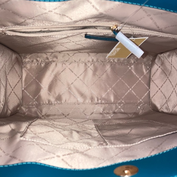 Michael Kors NWT Kenley Tote with matching wallet. - Picture 4 of 10